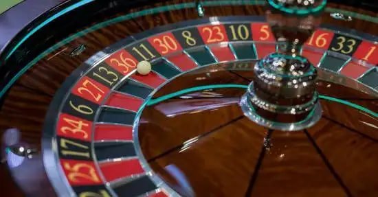 Detail mekanisme permainan Phoenix Rises menunjukkan simbol, garis pembayaran, dan fitur bonus